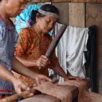 Ina Tobani (kanan) membuat kain dari kulit kayu untuk bertahan hidup dan manjaga warisan budaya. (©Imran)