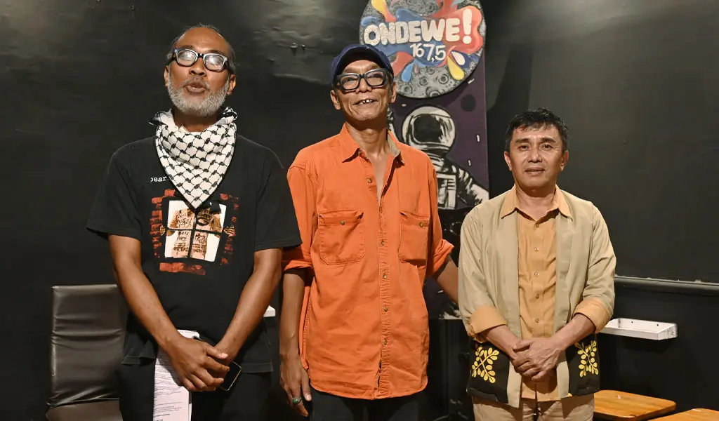 Kadis Pariwisata Kota Palu Rahmad Mustafa (kanan), perupa Iwin (tengah, dan kurator Neni Muhidin pada pembukaan pameran tunggal "Menghukum Waktu" di Ondewe Cafe Palu, Senin (17/11/2025) malam. (©bmzIMAGEs/Basri Marzuki)