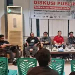 Suasana diskusi publik bertema "Kuasa Menggugat Media" di Graha Pena Radar Palu, Kamis (13/11/2025) malam. (©KKJ Sulteng)