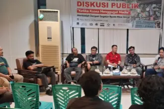 Suasana diskusi publik bertema "Kuasa Menggugat Media" di Graha Pena Radar Palu, Kamis (13/11/2025) malam. (©KKJ Sulteng)