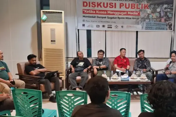 Suasana diskusi publik bertema "Kuasa Menggugat Media" di Graha Pena Radar Palu, Kamis (13/11/2025) malam. (©KKJ Sulteng)
