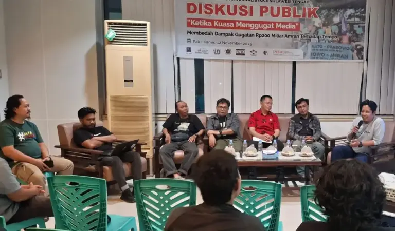 Suasana diskusi publik bertema "Kuasa Menggugat Media" di Graha Pena Radar Palu, Kamis (13/11/2025) malam. (©KKJ Sulteng)
