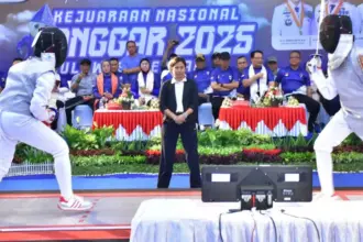 Pertandingan perdana usai pembukaan Kejurnas ANggar 2025 di GBK Palu, Sabtu (15/11/2025). (©Dispora Sutlegn)