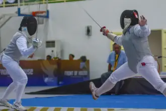 Dua peanggar saling menyerang pada Kejurnas Anggar 2025 di GBK Palu, Selasa (18/11/2025). (©bmzIMAGES/Basri Marzuki)