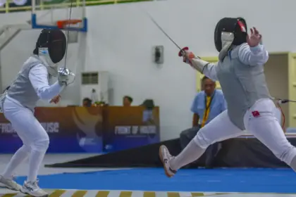 Dua peanggar saling menyerang pada Kejurnas Anggar 2025 di GBK Palu, Selasa (18/11/2025). (©bmzIMAGES/Basri Marzuki)