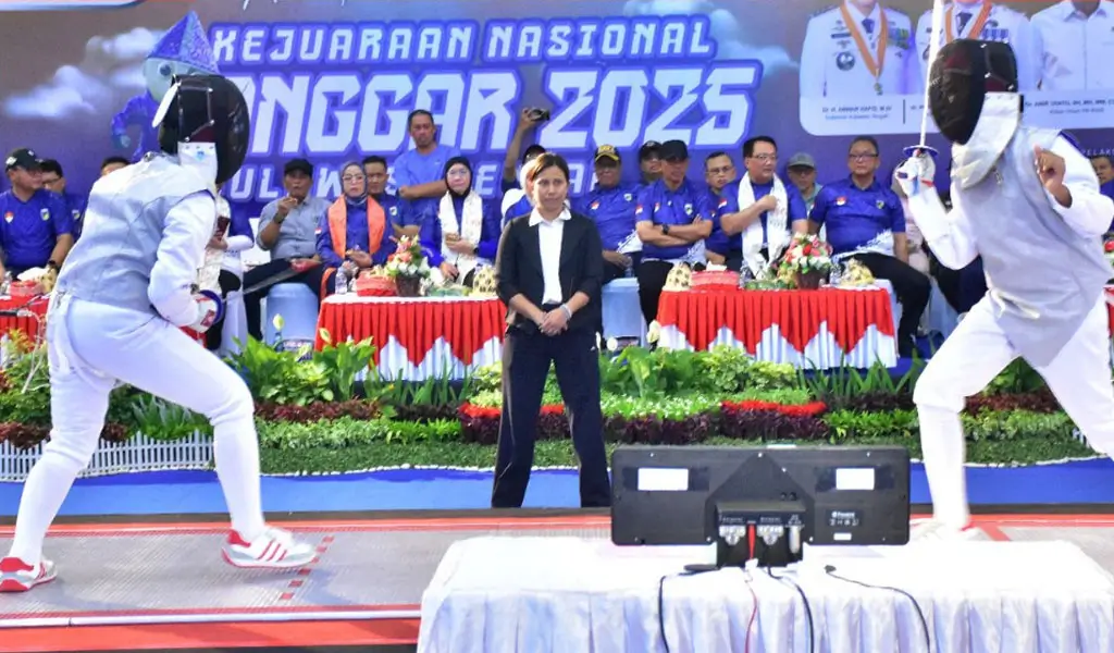 Pertandingan perdana usai pembukaan Kejurnas ANggar 2025 di GBK Palu, Sabtu (15/11/2025). (©Dispora Sutlegn)