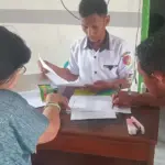 Para pihak bersengketa meneken kesepkatan damai melalui mediasi Posbankum di Desa Wakai, Tojo Unauna, Selasa (11/11/2025). (©Kanwil Kemenkum Sulteng)