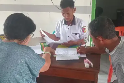 Para pihak bersengketa meneken kesepkatan damai melalui mediasi Posbankum di Desa Wakai, Tojo Unauna, Selasa (11/11/2025). (©Kanwil Kemenkum Sulteng)