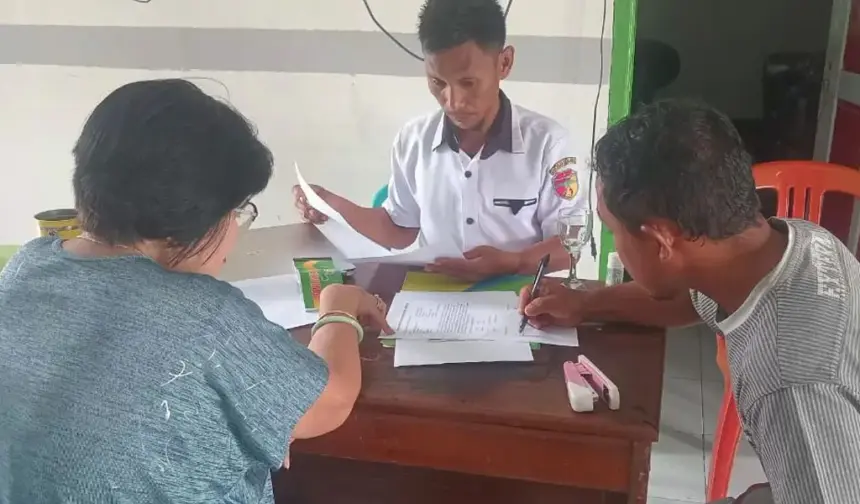 Para pihak bersengketa meneken kesepkatan damai melalui mediasi Posbankum di Desa Wakai, Tojo Unauna, Selasa (11/11/2025). (©Kanwil Kemenkum Sulteng)