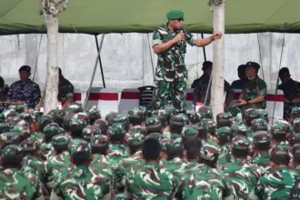 Kasdam XXIII/Palaka Wira, Brigjen TNI Agus Sasmita pada penerimaan 646 personel Brigif TP 30/KN di Pantoloan, Kamis (13/11/2025). (©Pendam 23)