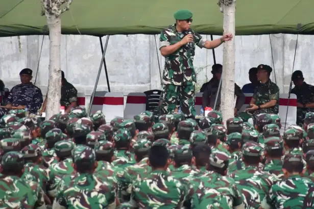 Kasdam XXIII/Palaka Wira, Brigjen TNI Agus Sasmita pada penerimaan 646 personel Brigif TP 30/KN di Pantoloan, Kamis (13/11/2025). (©Pendam 23)