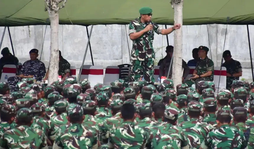 Kasdam XXIII/Palaka Wira, Brigjen TNI Agus Sasmita pada penerimaan 646 personel Brigif TP 30/KN di Pantoloan, Kamis (13/11/2025). (©Pendam 23)