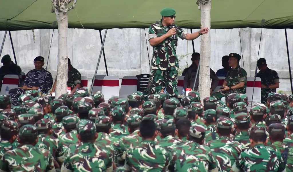 Kasdam XXIII/Palaka Wira, Brigjen TNI Agus Sasmita pada penerimaan 646 personel Brigif TP 30/KN di Pantoloan, Kamis (13/11/2025). (©Pendam 23)