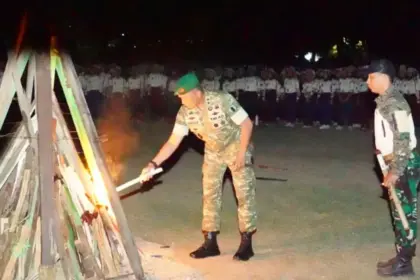 Pangdam XIII/Palaka Wira Mayjen TNI Jonathan Binsar Parluhutan Sianipar menyulut api unggun di Persama KKRI di Yonif 711/Raksatama, Sabtu (1/11/2025). (©Pendam23)