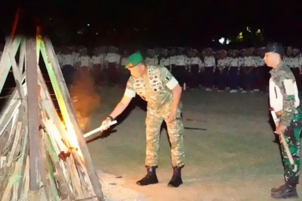 Pangdam XIII/Palaka Wira Mayjen TNI Jonathan Binsar Parluhutan Sianipar menyulut api unggun di Persama KKRI di Yonif 711/Raksatama, Sabtu (1/11/2025). (©Pendam23)