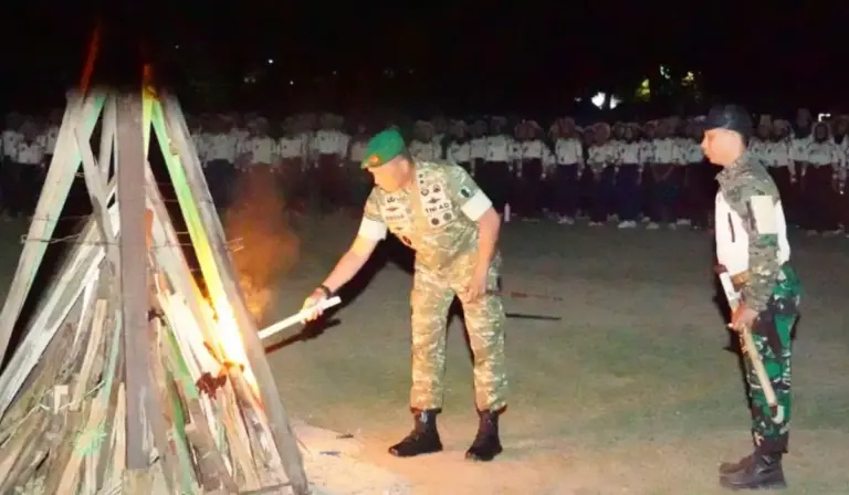 Pangdam XIII/Palaka Wira Mayjen TNI Jonathan Binsar Parluhutan Sianipar menyulut api unggun di Persama KKRI di Yonif 711/Raksatama, Sabtu (1/11/2025). (©Pendam23)