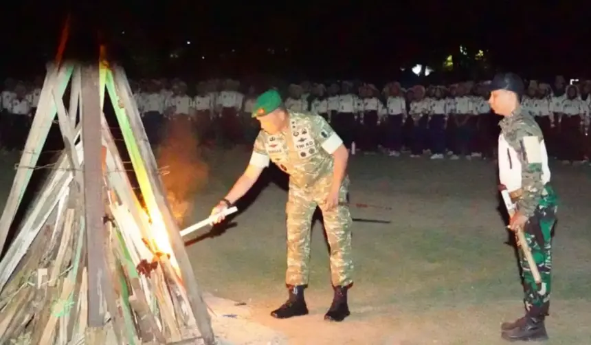 Pangdam XIII/Palaka Wira Mayjen TNI Jonathan Binsar Parluhutan Sianipar menyulut api unggun di Persama KKRI di Yonif 711/Raksatama, Sabtu (1/11/2025). (©Pendam23)