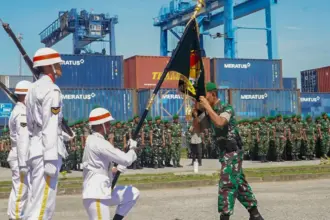 Prosesi penyambutan personel satuan Brigif TP 30/Karoso Ndaya di Pantoloan Palu, Jumat (28/11/2025). (©Pendam 23)