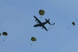 Sejumlah personel TNI terjun payung pada Latihan Kogab TNI 2025 di langit mOrowali, Kamis (20/11/2025). (©Pendam 23)