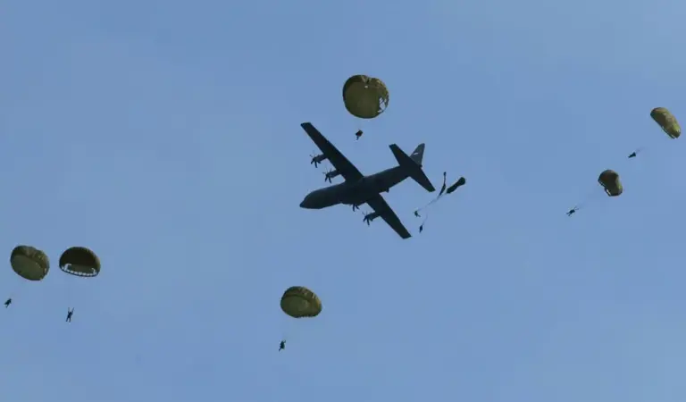 Sejumlah personel TNI terjun payung pada Latihan Kogab TNI 2025 di langit mOrowali, Kamis (20/11/2025). (©Pendam 23)