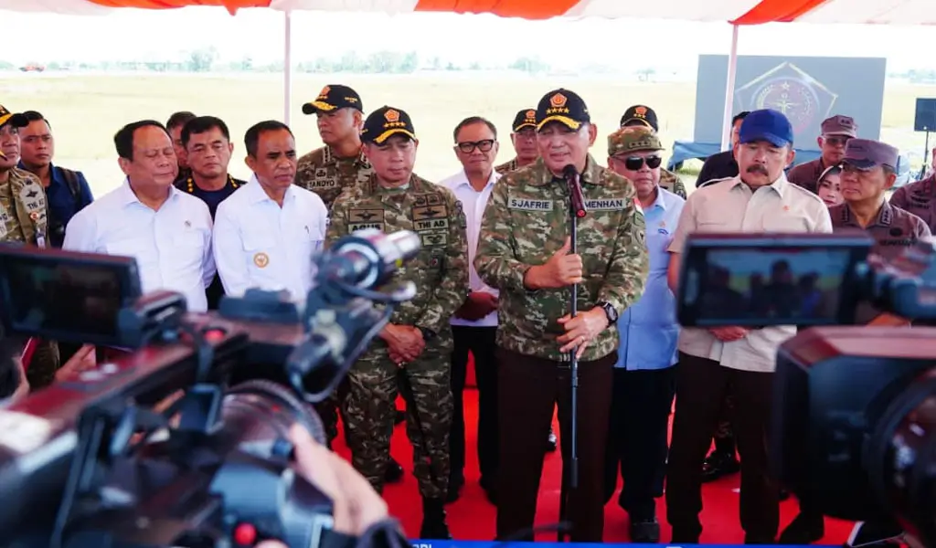 Menteri Pertahanan Sjafrie Sjamsoeddin didampingi Panglima TNI Jenderal TNI Agus Subiyanto memberika keterangan pada Latihan Kogab TNI 2025 di Morowali, Kamis (20/11/2025). (©Pendem 23)