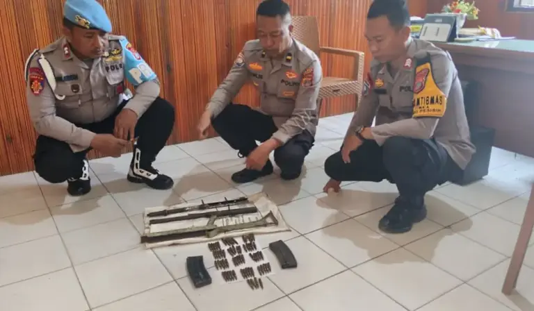Aparat menata komponen senpi rakitan beserta amunisi yang diserahkan warga Poso Pesisir. (©Huams Polres Poso)