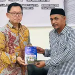 Penulis buku "Soeharto memeang Hebat", Wawan H Purwanto bersama Muhammad Sadig. (©dok pribadi)