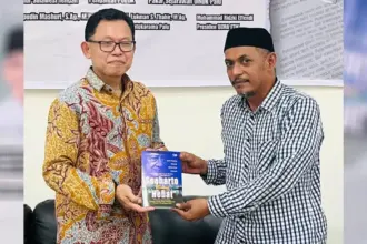 Penulis buku "Soeharto memeang Hebat", Wawan H Purwanto bersama Muhammad Sadig. (©dok pribadi)