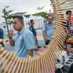 Kepala OJK Sulteng, Bonny Hardi Putra saat meninjau sejumlah stan pada Festival UMKM dan Akses Permodalan di Lapangan Vatulemo, Jumat (21/11/2025). (©bmzIMAGES/Basri Marzuki)