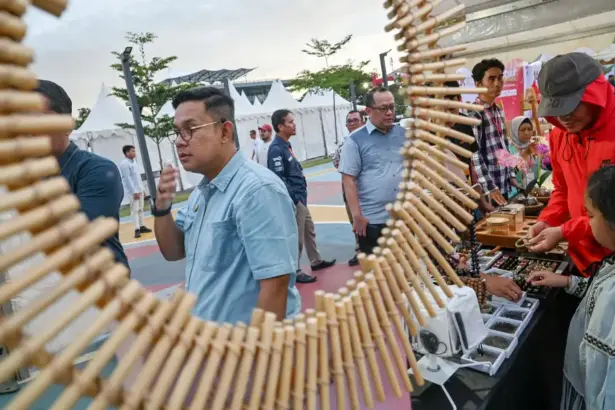 Kepala OJK Sulteng, Bonny Hardi Putra saat meninjau sejumlah stan pada Festival UMKM dan Akses Permodalan di Lapangan Vatulemo, Jumat (21/11/2025). (©bmzIMAGES/Basri Marzuki)