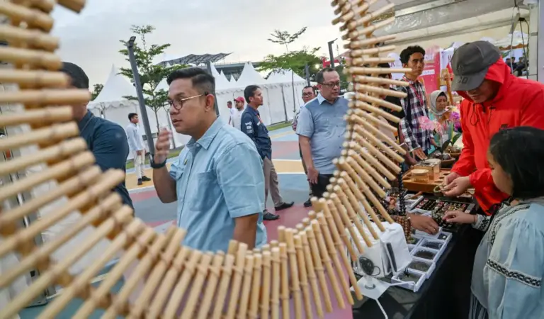 Kepala OJK Sulteng, Bonny Hardi Putra saat meninjau sejumlah stan pada Festival UMKM dan Akses Permodalan di Lapangan Vatulemo, Jumat (21/11/2025). (©bmzIMAGES/Basri Marzuki)