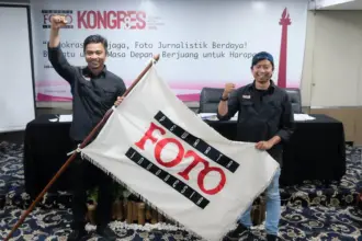 Pasangan Dwi Pambudo dan Galih Pradipta yang terpilih sebagai Ketua dan Sekretaris Pewarta Foto Indonesia (PFI) periode 2025-2028 pada Kongres VIII PFI di Jakarta, Sabtu (22/11/2025). (©PFI Pusat)