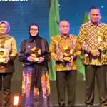 Wwali Kota Palu, Hadianto Rasyid (ketiga kanan) memegang tropi sebagai Pemerintah Kota Terbaik I kategori Best Sustainable Ecology Innovation 2025 dalam ajang Indonesia Smart Nation Award (ISNA) 2025. (©Humas Pemkot Palu)