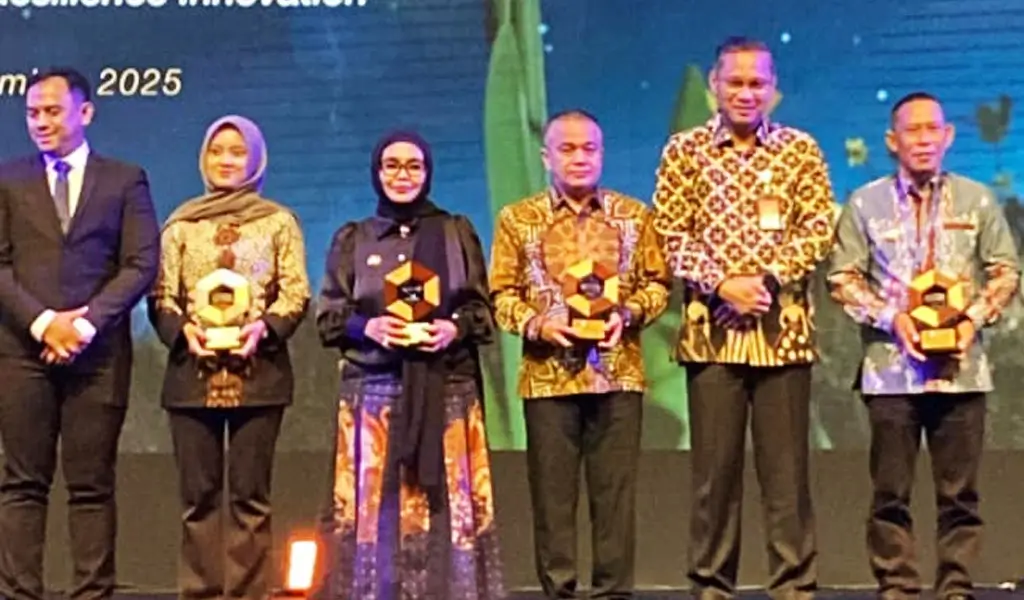 Wwali Kota Palu, Hadianto Rasyid (ketiga kanan) memegang tropi sebagai Pemerintah Kota Terbaik I kategori Best Sustainable Ecology Innovation 2025 dalam ajang Indonesia Smart Nation Award (ISNA) 2025. (©Humas Pemkot Palu)