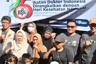 Foto bersama pada Bakti Kesehatan di Dusun Uwentumbu, Kawatuna, Palu, Minggu (9/11/2025). (©Prokopim Setda Kota Palu/Imron)