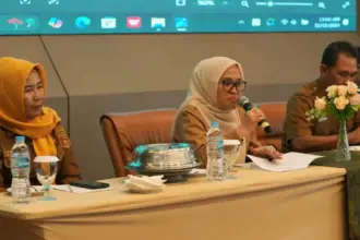 Sekot Irmayanti (tengah) pad apembukaan Bimtek Manajemen Pengelolaan Pajak bagi koperasi se-Kota Palu di Palu, Selasa (11/11/2025). (©Prokopim Setda Kota Palu/Iwan)