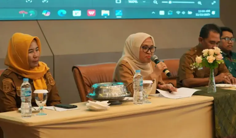 Sekot Irmayanti (tengah) pad apembukaan Bimtek Manajemen Pengelolaan Pajak bagi koperasi se-Kota Palu di Palu, Selasa (11/11/2025). (©Prokopim Setda Kota Palu/Iwan)