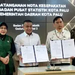 Wali Kota Palu Hadianto Rasyid bersama Kepala BPS Koa Palu menunjukkan naskah MoU usai diteken di Kantor BPS Jakarta, Jumat (28/11/2025). (©Humas Pemkot Palu)