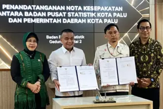 Wali Kota Palu Hadianto Rasyid bersama Kepala BPS Koa Palu menunjukkan naskah MoU usai diteken di Kantor BPS Jakarta, Jumat (28/11/2025). (©Humas Pemkot Palu)