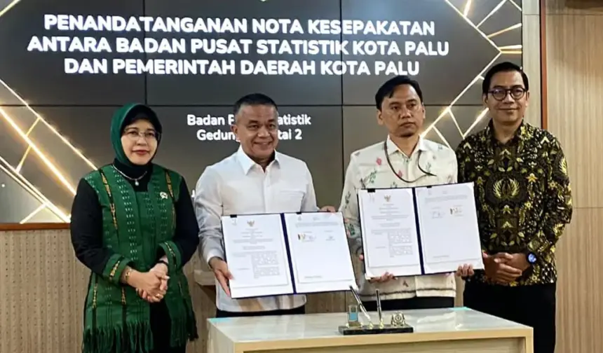 Wali Kota Palu Hadianto Rasyid bersama Kepala BPS Koa Palu menunjukkan naskah MoU usai diteken di Kantor BPS Jakarta, Jumat (28/11/2025). (©Humas Pemkot Palu)