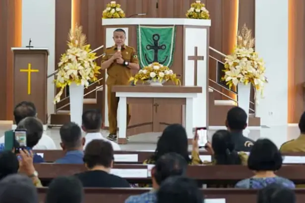 Wali Kota Palu Hadianto Rasyid menyampaikan sambutan pad akunjungan ke GPID Jemaat Eben Haezer di palu, Senin (10/11/2025). (©Prokopim Setda Kota Palu/Jufri)
