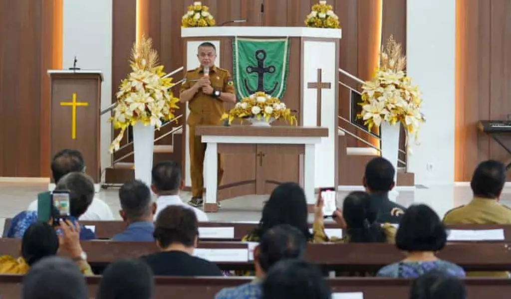 Wali Kota Palu Hadianto Rasyid menyampaikan sambutan pad akunjungan ke GPID Jemaat Eben Haezer di palu, Senin (10/11/2025). (©Prokopim Setda Kota Palu/Jufri)