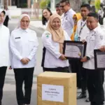 Penyerahaan penghargaan pada peringatan HKN ke-61 di halaman Kantor Wali Kota Palu, Rabu (12/11/2025). (©Prokopim Setda Kota Palu/Jufri)