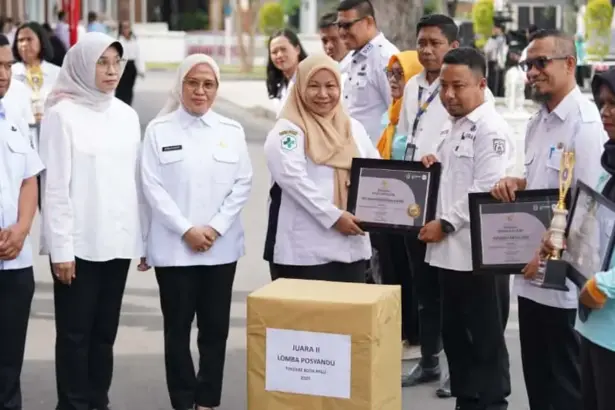 Penyerahaan penghargaan pada peringatan HKN ke-61 di halaman Kantor Wali Kota Palu, Rabu (12/11/2025). (©Prokopim Setda Kota Palu/Jufri)