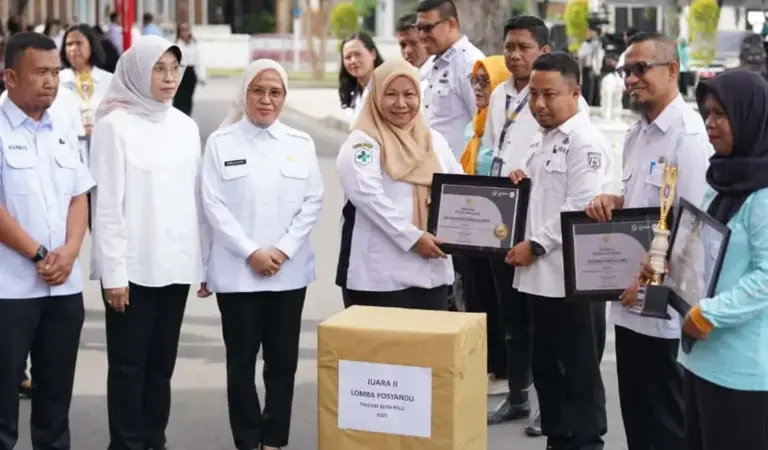 Penyerahaan penghargaan pada peringatan HKN ke-61 di halaman Kantor Wali Kota Palu, Rabu (12/11/2025). (©Prokopim Setda Kota Palu/Jufri)