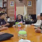 Wali Kota Hadianto (tengah) menerima kunjungan manajemen Indgrosir yang akan bukan cabang di Palu di Ruang Kerja Wali Kota, Kamis (13/11/2025). (©Prokopim Setda Kota Palu/Imron)