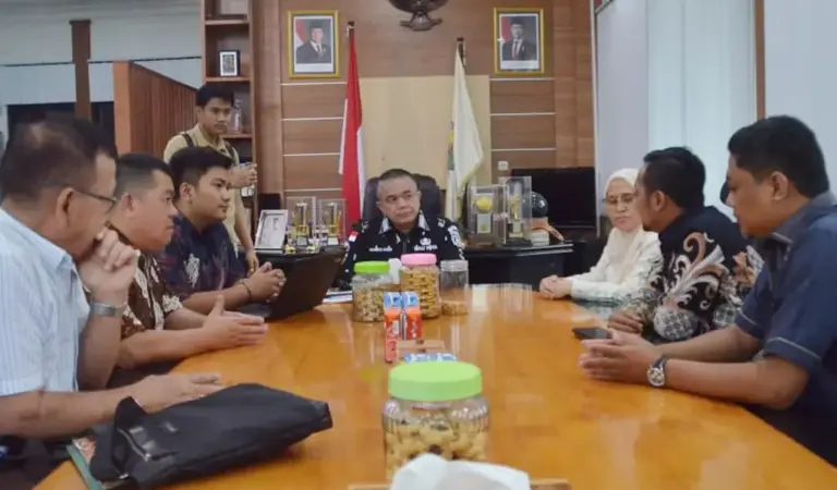 Wali Kota Hadianto (tengah) menerima kunjungan manajemen Indgrosir yang akan bukan cabang di Palu di Ruang Kerja Wali Kota, Kamis (13/11/2025). (©Prokopim Setda Kota Palu/Imron)