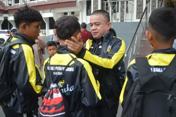 Wali Kota Hadianto Rasyid pada pelepasan tim SSB Putra Kaili ke turnamen BLiSPI Youth Cup Seri Nasional 2025 Sidoarjo, di Palu, Kamis (13/11/2025). (©Prokopim Setda Kota Palu/Imron)