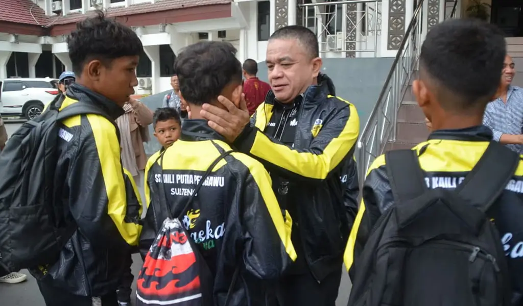 Wali Kota Hadianto Rasyid pada pelepasan tim SSB Putra Kaili ke turnamen BLiSPI Youth Cup Seri Nasional 2025 Sidoarjo, di Palu, Kamis (13/11/2025). (©Prokopim Setda Kota Palu/Imron)
