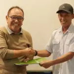 Kadis Kesehatan Kota Palu dr. Rochmat Jasin bersalaman dengan Ketua POGI Sutleng, dr. Amirudin Rauf usai meneken naskah kerjasama kesehatan ibu dan anak di Palu, Minggu (30/11/2025). (©Prokopim Setda Kota Palu/Jufri)